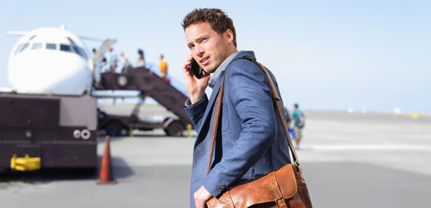 Ohne Handy geht nicht: Offenbar leiden mehr als die Hälfte aller Passagiere, wenn sie ihr Mobilgerät nicht verwenden dürfen.