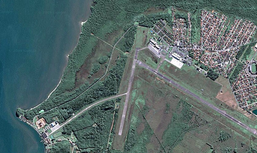 Der Flughafen liegt am Meer - und doch nicht.