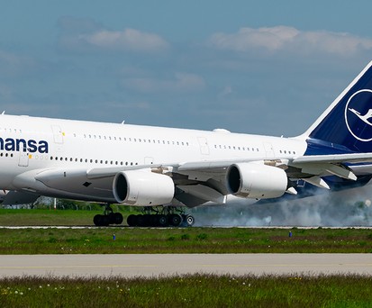 Reaktivierung: Ein Lufthansa A380 bei Trainingsflügen in Leipzig.