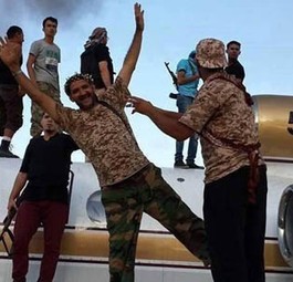 Rebellen auf einem Jet von Libyan Airlines: Die Milizen eroberten den Flughafen.