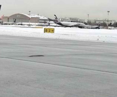 Piste 06C/24C am Airport Sheremetyevo: Das Bild zeigt die sich lösenden Fugendichtungen.