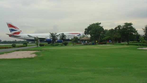 Platz 4: Eigentlich ist der Don Mueang Airport in Bangkok ein ganz normaler Flughafen, wäre da nicht ein 18-Loch-Golfplatz in der Mitte der beiden Runways. Aufgrund von Sicherheitsbedenken ist der Club nur eingeschränkt offen für die Öffentlichkeit.