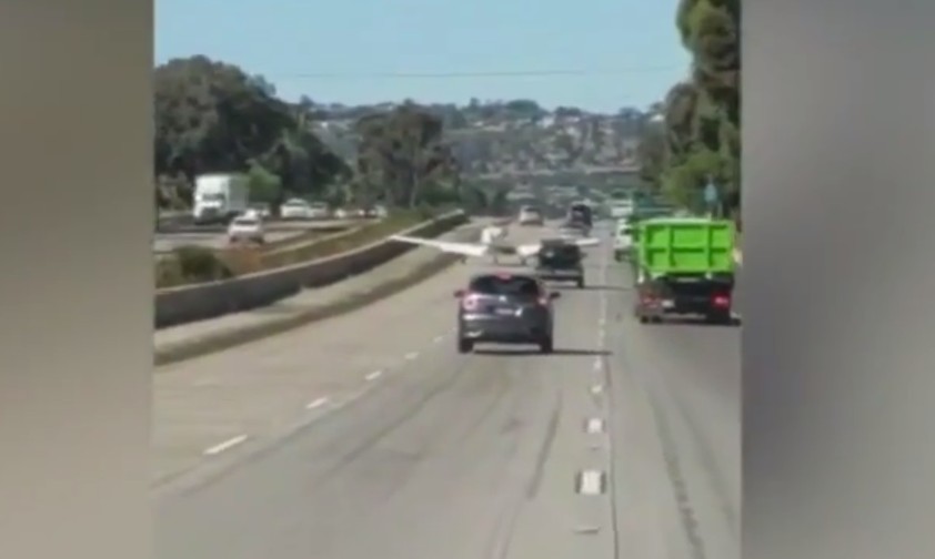 Pilot landet Kleinflugzeug auf befahrener Autobahn