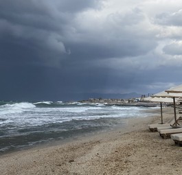 Strand in der Nähe von Heraklion (Archivbild): Am Freitag verhinderte das Wetter etliche Landungen am Flughafen.