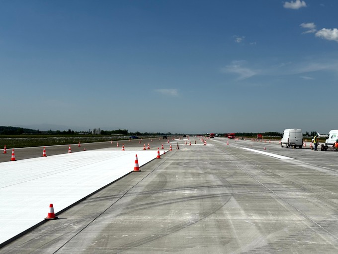 Kein Verkehr: Blick südwärts entlang der Hauptpiste des Euro Airport.