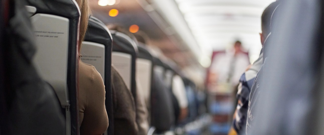Flugzeugkabine: Die Zahl pöbelnder Passagiere nimmt zu.