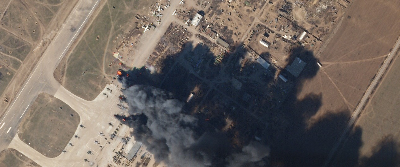 Der Flughafen Kherson nach einer der ersten Bombardierungen: Starke Zerstörung.