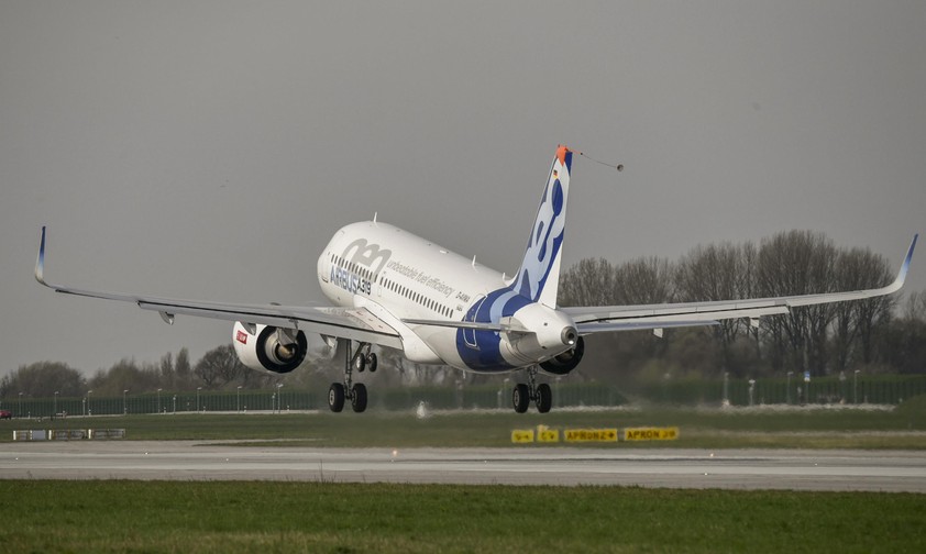 Airbus A319 Neo: Vom A319 in seiner herkömmlichen Version hatte Airbus bis Ende November 2019 stolze 1479 Exemplare ausgeliefert, sieben weitere waren bestellt. Die Neuauflage A319 Neo ist kein solcher Kassenschlager: Lediglich 36 wurden bisher geordert. Der Flieger hat seit der Übernahme der ehemaligen Bombardier C-Series durch Airbus einen Konkurrenten im eigenen Haus: den A220-300 mit Bestellungen für 431 Flieger. Spannend wird derweil ...