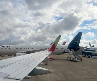 Lufthansa-Flugzeug am Flughafen Lissabon: Lufthansa Group steigt bei TAP ein.