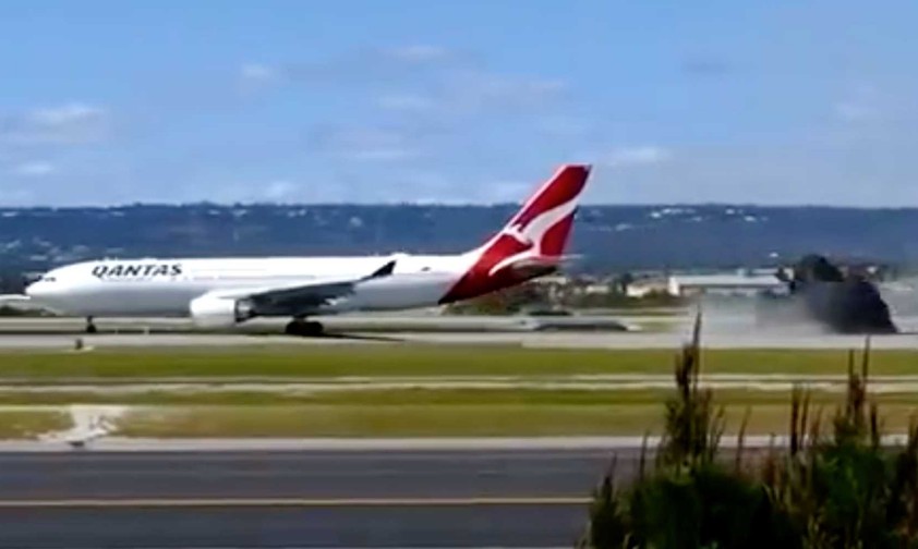 Airbus A330 von Qantas pustet Pistenoberfläche weg