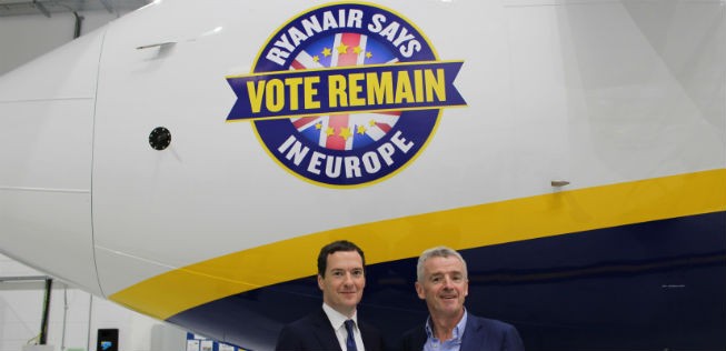 Ryanair-Chef Michael O'Leary und Großbritanniens Schatzkanzler George Osborne vor einem Flugzeug im Rahmen der «Remain»-Kampagne: Die Airline kämpft aktiv gegen einen Brexit.
