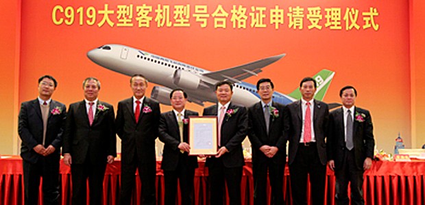 Comac-Manager posieren nach der Zertifizierung: Die C919 soll bald fliegen.