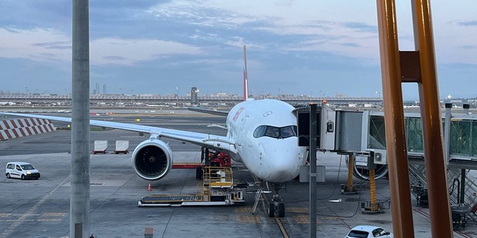 Der Airbus A350-900 mit der Kennung EC-NXD am Gate kurz vor dem Boarding.