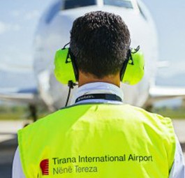 Mitarbeiter am Flughafen Tirana: Fly Ernest will zur festen Größe am Airport werden.
