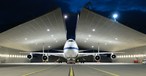 Die Boeing 747 SP mit dem Kennzeichen N747NA bei Lufthansa Technik in Hamburg: Die Maschine ...