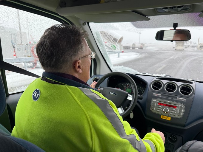 Claudia Sporn auf dem Weg zu ihrer Crew, die gerade eine Boeing 777 von Swiss aus Singapur reinigt. Seit 26 Jahren ist sie bei ISS – den Flughafen kennt sie wie ihre eigene Hosentasche.