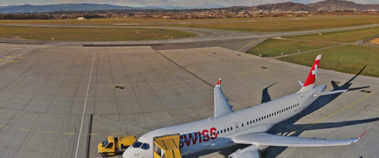 Die HB-JCD in Graz: Der Airbus A220 steht inzwischen auf dem Vorfeld.