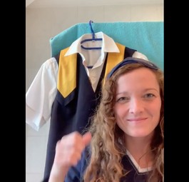 Flugbegleiterin von Lufthansa: Die Uniform hängt bereit.