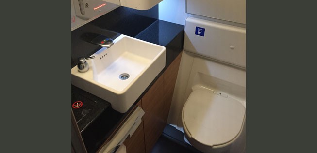 In der Business Class gibt es ein richtiges Designer-Waschbecken.