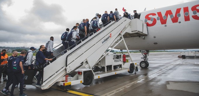 Die Schweizer Nationalmannschaft fliegt dagegen bei der EM auch mit Swiss ins Ausland.