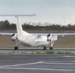 Die Dash-8-100 von Universal Air: Das Flugzeug hat sich am 27. September selbstständig gemacht.