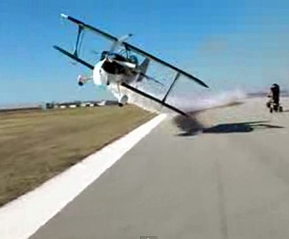 Das Moment vor dem Moment: Beinahe traf der Flieger die Filmerin.