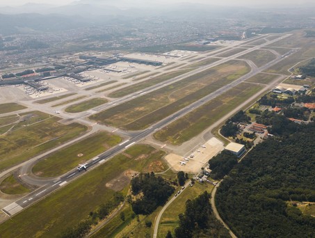 Luftaufnahme vom Flughafen Guarulhos: Der Abstand der beiden Pisten beträgt 375 Meter.