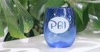 Glas vom mit dem Airportkürzel PBI: Mit der Umbenennung in Donald J. Trump Airport verliert der Airport auch das Kürzel PBI.