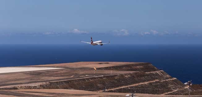 EInmal landete eine Boeing 737-800 am Flughafen St. Helena - der Testflug offenbarte Probleme.