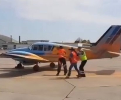 Die Piper Aztec wird mit Farbe besprüht: Die Allgemeine-Luftfahrt-Gemeinschaft sorgt sich um den Versicherungssschutz.