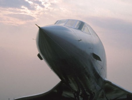 Die Concorde war 61.66 Meter lang und wie eine Spannweite von 25.6 Meter auf.