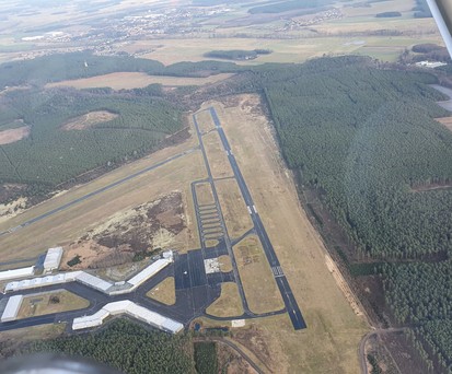 Der Flugplatz Schönhagen bei Berlin: Wegen des Staatsbesuchs des israelischen  Ministerpräsidenten muss der Luftverkehr für zwei Tage ruhen.