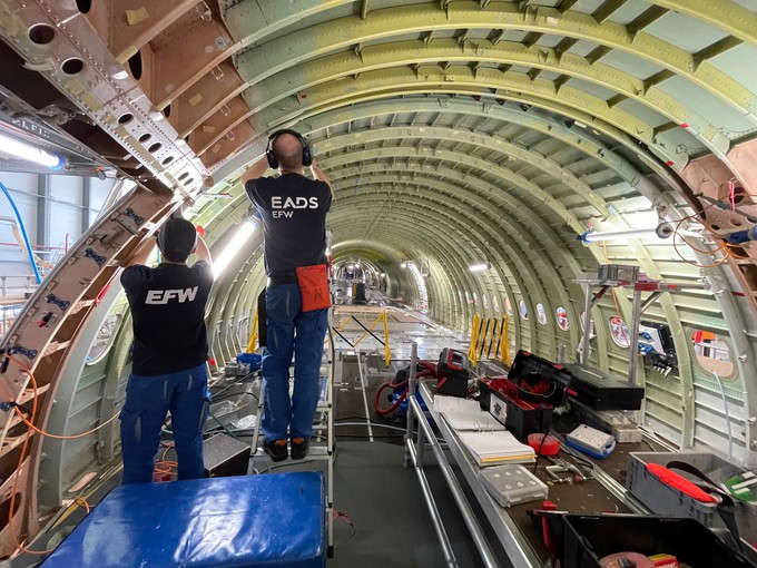 Frachterumbau in einem Airbus A330 bei den Elbe Flugzeugwerke in Dresden.