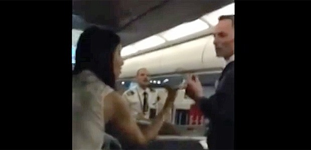 Die Passagierin und der Flugbegleiter: Heftiger Streit.