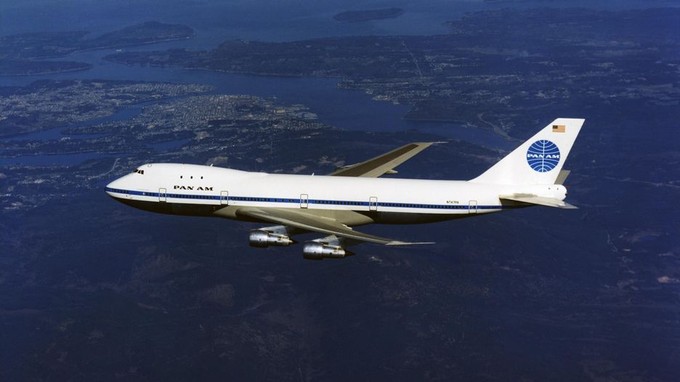 Ihren ersten Flug mit Passagieren hatte die Boeing 747-100 am 22. Januar 1970. Was auffällt: Nur drei Fenster im Oberdeck.