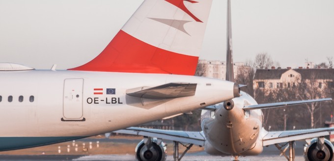 Die Lufthansa-Tochter Austrian Airlines trägt schon länger beide Fahnen. Hier ein A320 im vorletzten Design.