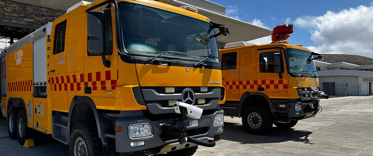 Zwei der drei Löschfahrzeuge am Flughafen St. Helena: Weil alle Fahrzeuge defekt sind, darf der Flughafen kein Flüge mehr abfertigen.