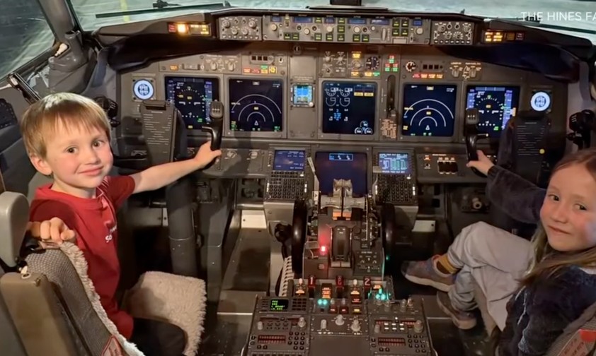 Der Junge mit seiner Schwester im Cockpit einer Southwest-Boeing: Er wurde vim Airlinechef eingeladen.