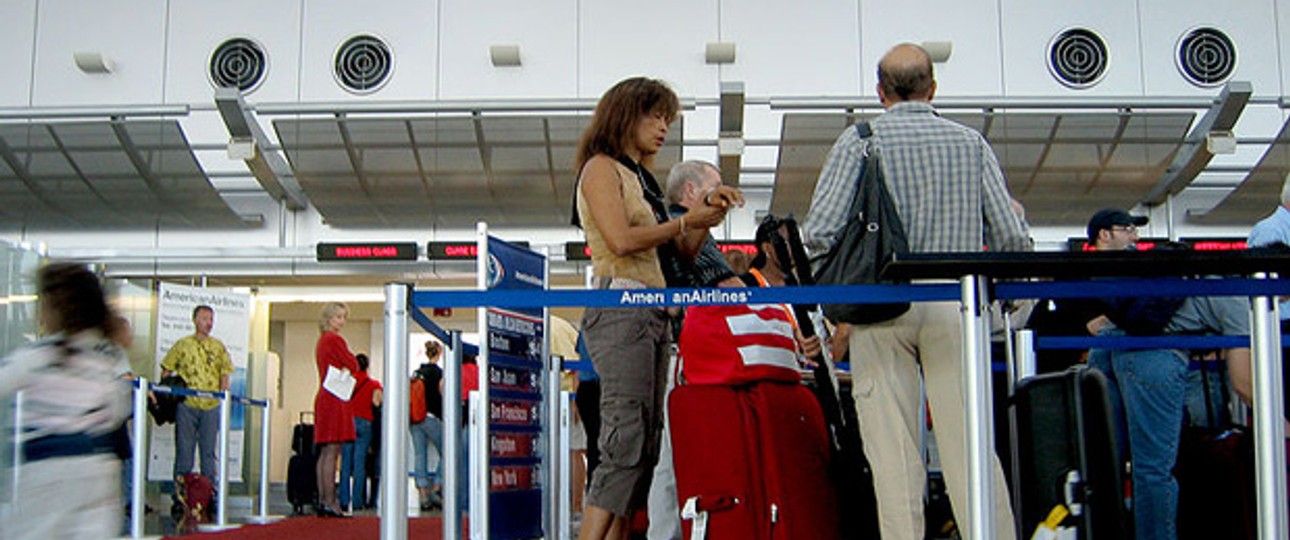 Angefangen beim Check-In: Trotz praktischer Online-Option muss man oft dennoch lange in der Schlange warten, um sein Gepäck abzugeben – und erhält oftmals sogar eine neue Bordkarte. Eine Selbsbedienungs-Gepäckabgabe würde Abhilfe schaffen.