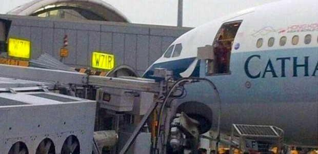 Beschädigter Flieger: Bei Twitter kursierten schnell die ersten Bilder.