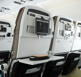 Neue Sitze von Etihad: Keine Bildschirme, dafür Tablethalter.