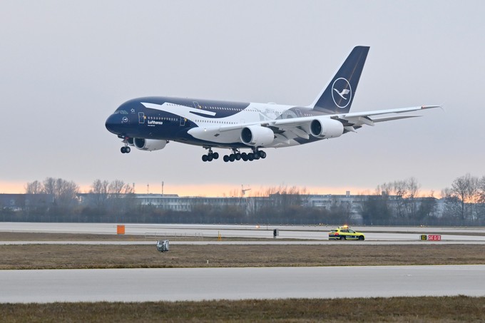 Der große Kranich landet am Flughafen München.