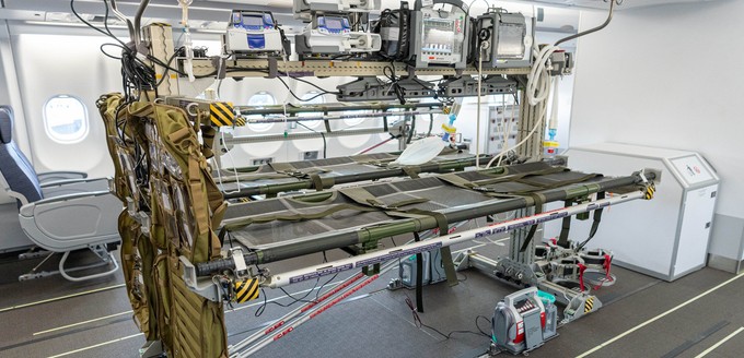 Medevac-Ausrüstung in einem Airbus A330: Fliegende Intensivstation.