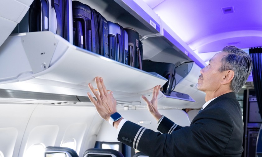 Flugbegleiter von United Airlines: Pins sind nur noch mit US-Flagge erlaubt.