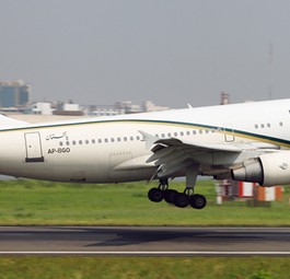 Maschine von Pakistan International Airlines: Der Ex-Chef darf ausreisen.
