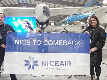 Niceair-Gründer Martin Michael (rechts) und XXX Pressechefin vom Flughafen Akureyri (links): Ab Februar gibt es wieder Verbindungen nach Europa. 