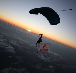 Fallschirmspringer mit Air-India-Flagge: Die Airline versucht zu retten, was zu retten ist.
