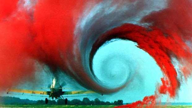Visualisierung von Turbulenzen mit farbigem Rauch: Reduziert man diese, werden die Flieger auch leiser.