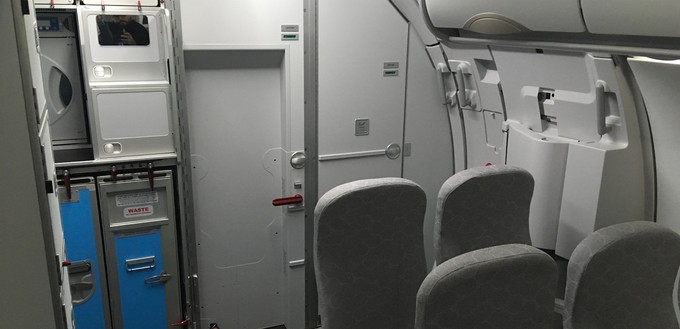 A320-Variante für Billigflieger: Zwei Sitze hinten am Ausgang, dazu die WC-Tür, an der noch ein Jump Seat angebaut wird. Die Fluglinien sollen sehen und testen, was sie bestellen und - in diesem Fall - ihren Passagier zumuten.