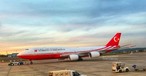 Elegant in Rot und Weiß kommt die Boeing 747-8 jetzt daher.